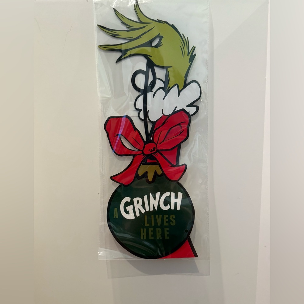 Awesome “The Grinch Lives Here” Door Hanger- NWT
